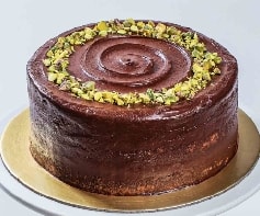 4 ile 6 kişilik kişilik Klasik sade çikolatalı fıstıklı yaş pasta Doğum günü pastası Samsun pasta